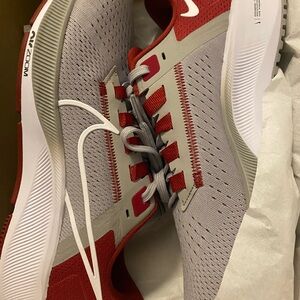 New never worn OU Sooners Men’s 8.5 Nike Pegasus Zoom shoes